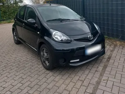 Gebraucht Toyota Aygo 68 PS (50 kW) 2013 Schwarz Kleinwagen