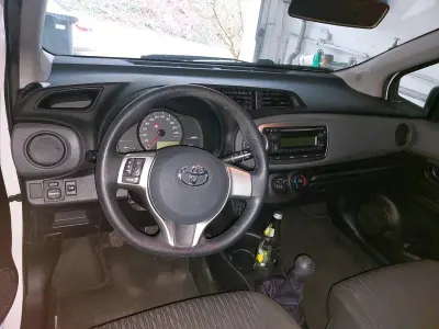 Gebraucht Toyota Yaris 69 PS (50 kW) 2012 Weiß Kleinwagen