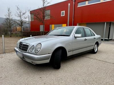 Usata Mercedes E230 Elegance 150 CV (110 kW) 1996 Argento Berlina