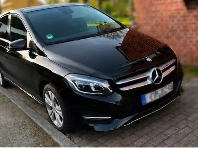 Używany Mercedes B200 Urban 143 KM (105 kW) 2015 Czarny Minivan