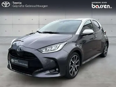 Gebraucht Toyota Yaris Hybrid Style 116 PS (85 kW) 2022 Grey metallic (1g3)/ white (05 Limousine