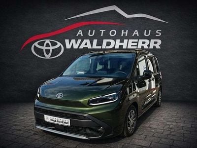 Neu Toyota Proace Verso City 110 PS (80 kW) 2026 Backpacker chaki metallic Kombi