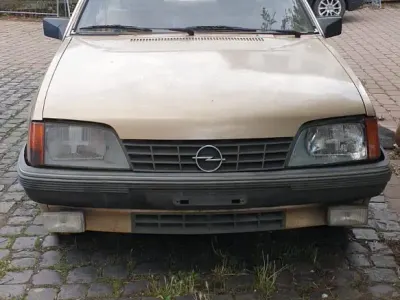 Używany Opel Rekord 1983 Sedan/Limuzyna