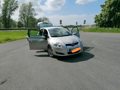 Gebraucht Toyota Auris 97 PS (71 kW) 2009 Silber Kleinwagen