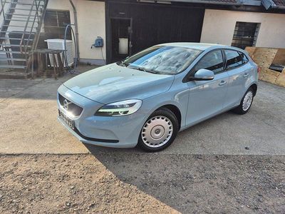Second-hand Volvo V40 Momentum 120 CP (88 kW) 2017 Albastru Berlinǎ