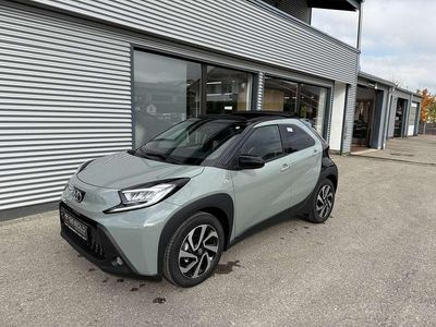 Neu Toyota Aygo X 72 PS (52 kW) 2025 Urban khaki / black mica SUV