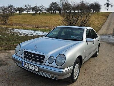Second-hand Mercedes E230 150 CP (110 kW) 1996 Argintiu Berlinǎ