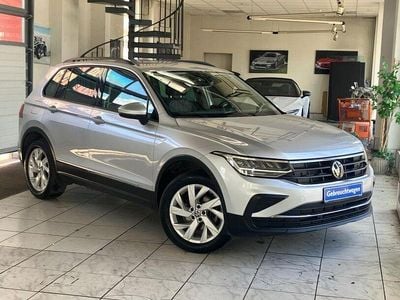 Reflexsilber (metallic) Gebraucht 2023 VW Tiguan Life SUV | 30.990 € (Superpreis)
