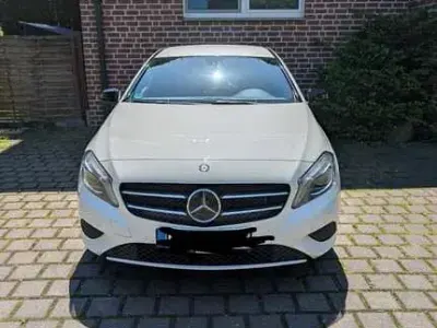 Gebraucht Mercedes 180 Urban 122 PS (89 kW) 2015 Weiß Limousine