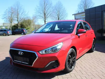 Gebraucht Hyundai i30 99 PS (72 kW) 2019 Rot Limousine