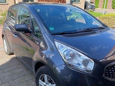 Usado Kia Venga Platinum Edition 125 HP (91 kW) 2016 Cinzento Citadino