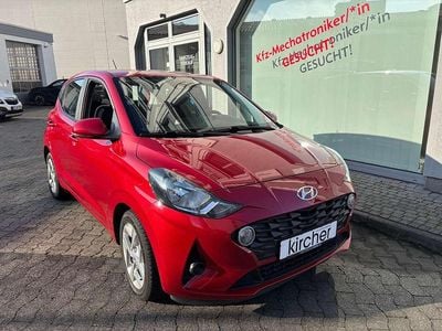 Gebraucht Hyundai i10 Trend 67 PS (49 kW) 2023 Dragon red / met Kleinwagen