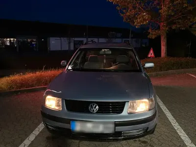 Używany VW Passat Basis 101 KM (74 kW) 1999 Niebieski Hatchback