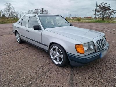 Second-hand Mercedes E260 160 CP (117 kW) 1988 Argintiu Berlinǎ