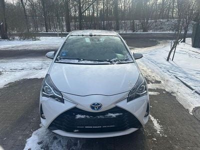 Gebraucht Toyota Yaris Hybrid 101 PS (74 kW) 2017 Weiß Limousine