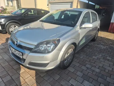 Używany Opel Astra 90 KM (66 kW) 2005 Srebrny Sedan/Limuzyna