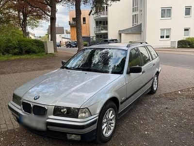 Gebraucht BMW 318 115 PS (84 kW) 1998 Silber Kombi