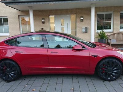Tesla Model 3 Limousine in Rot gebraucht in Hohenbrunn für € 29.999