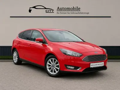 Gebraucht Ford Focus Titanium 125 PS (91 kW) 2018 Rot Limousine