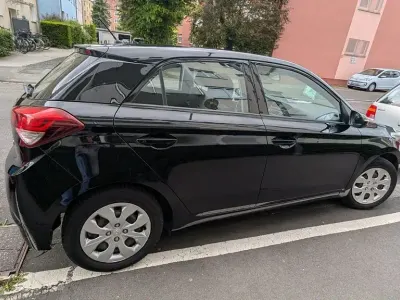 Gebraucht Hyundai i20 Trend 101 PS (74 kW) 2015 Schwarz Kleinwagen