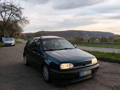 Usata VW Golf III 75 CV (55 kW) 1995 Verde Berlina