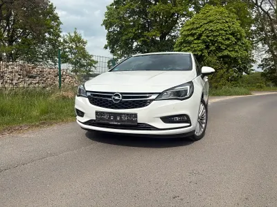 Używany Opel Astra Dynamic 125 KM (91 kW) 2016 Biały Sedan/Limuzyna