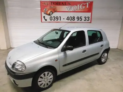 Używany Renault Clio II 75 KM (55 kW) 2000 Srebrny Sedan/Limuzyna