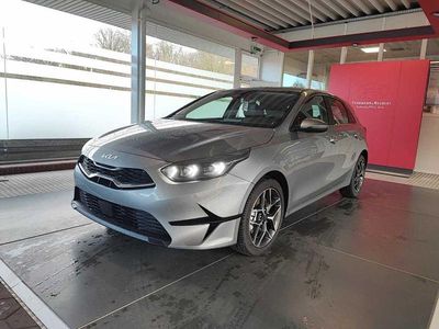 Neu Kia Ceed Spirit 140 PS (102 kW) 2025 Silber Kleinwagen