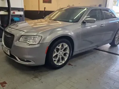 Używany Chrysler 300 Platinum 296 KM (217 kW) 2017 Srebrny Sedan/Limuzyna