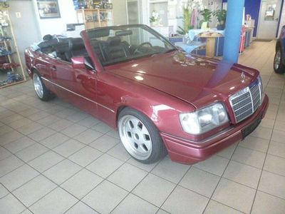 Gebraucht Mercedes E200 136 PS (100 kW) 1994 Rot Cabrio