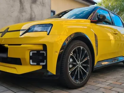 Second-hand Renault 5 E-Tech Iconic 110 kW (150 CP) 2025 Galben Berlinǎ