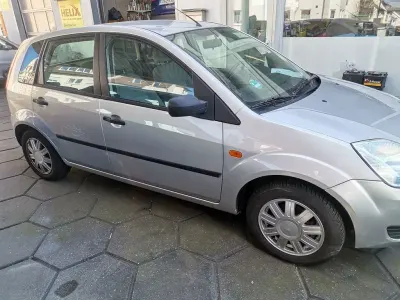 Gebraucht Ford Fiesta Trend 69 PS (50 kW) 2003 Silber Kleinwagen