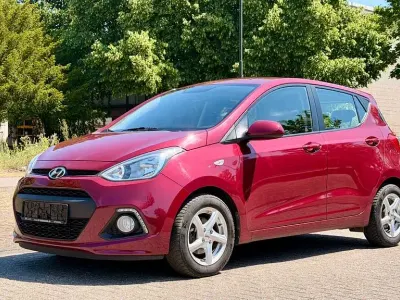 Gebraucht Hyundai i10 87 PS (63 kW) 2015 Rot Kleinwagen