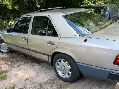 Gebraucht Mercedes E230 132 PS (97 kW) 1989 Silber Limousine