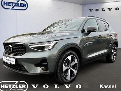 Neu Volvo XC40 Plus 197 PS (144 kW) 2025 Grün SUV