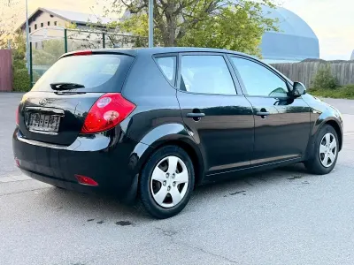 Używany Kia Ceed 109 KM (80 kW) 2009 Czarny Hatchback