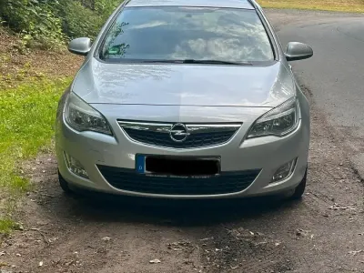 Gebraucht Opel Astra 95 PS (69 kW) 2011 Silber Kombi