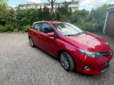 Gebraucht Toyota Auris Hybrid Executive 136 PS (100 kW) 2014 Rot Limousine