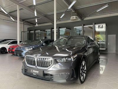 Gebraucht BMW 550e Sport Line 489 PS (359 kW) 2024 Sophistograu brillanteffekt me Limousine