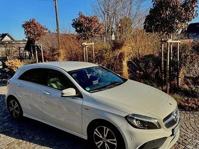 Gebraucht Mercedes A180 AMG line 122 PS (89 kW) 2018 Weiß Kleinwagen