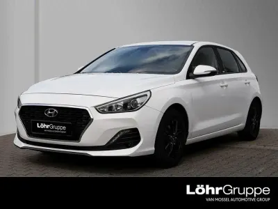 Gebraucht Hyundai i30 Select 99 PS (72 kW) 2020 Weiß Limousine