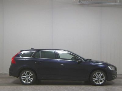 Magic blue / (metallic) Gebraucht 2015 Volvo V60 Summum Kombi | 7.250 € (Fairer Preis)