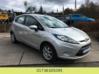Gebraucht Ford Fiesta Trend 82 PS (60 kW) 2010 Silber (polarsilber metallic) Kleinwagen