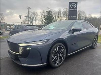 Neu Mazda 6e Takumi-Line 189 kW (258 PS) 2026 Grau (polymetal gray) Limousine