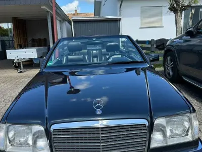 Usado Mercedes E200 Edition 136 CV (100 kW) 1996 Negro Descapotable