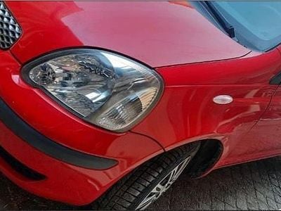 Usata Toyota Yaris 60 CV (44 kW) 2004 Rosso Utilitaria
