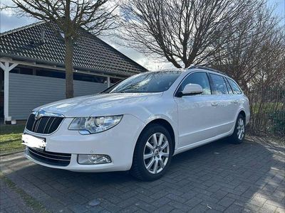 Gebraucht Skoda Superb Ambition 140 PS (102 kW) 2012 Weiß Kombi