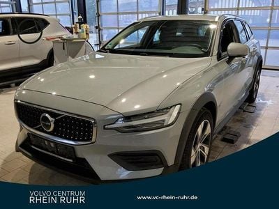 Vapour grey / metallic Gebraucht 2024 Volvo V60 CC Plus Kombi | 37.750 € (Fairer Preis)
