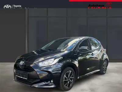 Gebraucht Toyota Yaris Hybrid Team 116 PS (85 kW) 2023 Black mica / ink Limousine