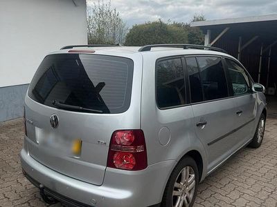 Second-hand VW Touran 140 CP (102 kW) 2008 Argintiu Monovolum